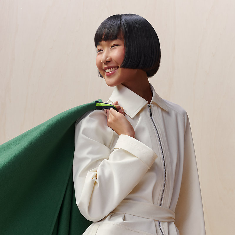 上質な遊び心をまとう HERMES Cape reversible ケープ Reversible cape | Hermès USA